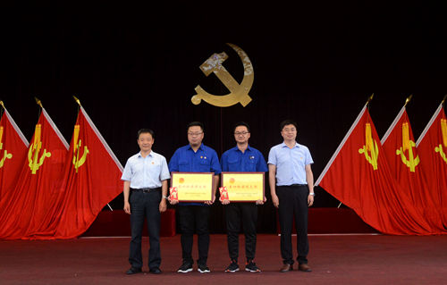丁超副書(shū)記、高少兵董事長(zhǎng)為五四紅旗團(tuán)支部頒獎(jiǎng)_副本.jpg