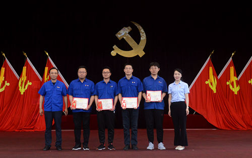 張念老師、張雷總經(jīng)理為優(yōu)秀共青團(tuán)干部頒獎(jiǎng)_副本.jpg